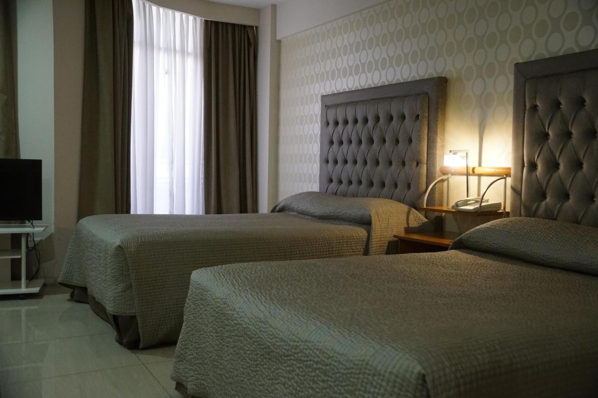 Hotel Howard Johnson Rosario Bagian luar foto