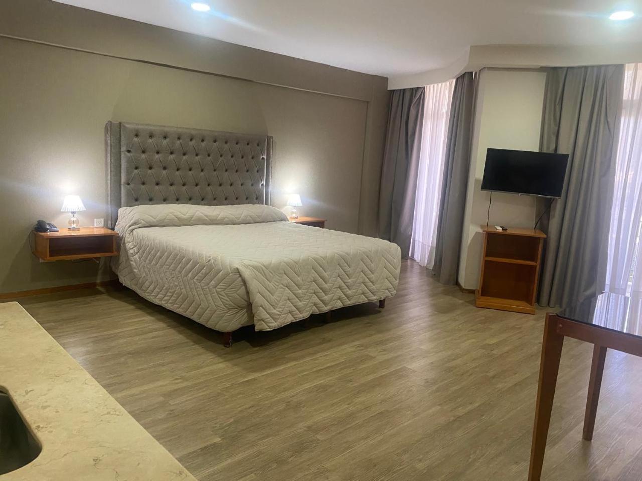 Hotel Howard Johnson Rosario Bagian luar foto