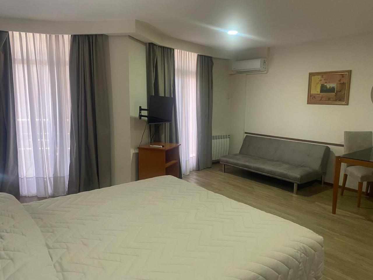 Hotel Howard Johnson Rosario Bagian luar foto